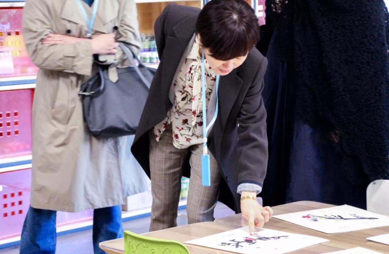 韓國(guó)FriendsMon代表參觀(guān)紅黃藍(lán)，與竹兜共同推進(jìn)教育項(xiàng)目合作